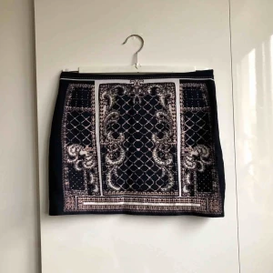  - > INKL FRAKT 90kr <   En så fin kjol men som jag max använt 5ggr. Säljer den därför så att någon annan kan känna sig snygg. Den ser likadan ut bak som fram. Frakt inkluderat i priset, din för 90kr.