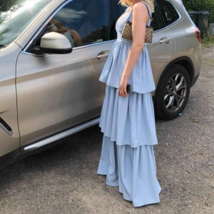  -  Säljer denna otroligt fina balklänningen från By Malina!  Försäljningspris: 4000kr! Skick: Endast använd en kväll, i väldigt bra skick. Klänningen har några små defekter, bilderna kan skickas på de om så önskas!  Mitt pris: 800kr inklusive frakt!