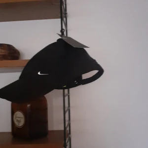 Nike keps svart  - Nike keps oanvänd svart köparen står för frakt💘