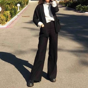  - Kostymbyxor från HM med vida ben. Jättesnygga och i fint skick. Jag är 162cm och på mig sitter de som på första bilden. 