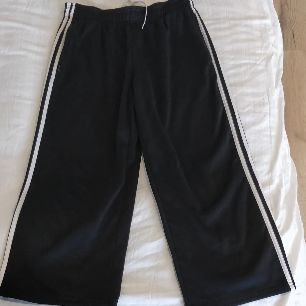 Korta culottes från adidas, tjockt material, liten i storlek så passar bättre S. (Frakt ingår). Jeans & Byxor.