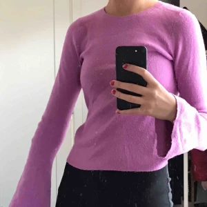  - En fin lila tröja med långa, vida armar💜 Passar super till våren! Köpt på bikbok och sitter tight på mig som är en xs/s