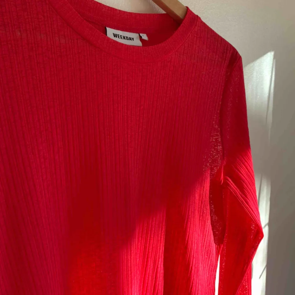 En fin röd färg på denna tröja, rätt så genomskinlig. Fint material & bra kvalité! . Toppar.