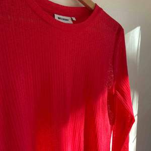 En fin röd färg på denna tröja, rätt så genomskinlig. Fint material & bra kvalité! 