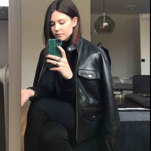  - Skinnjacka i 100% läder från H&M Studio, märkt storlek 34 men känns mer som strl 36! Jag är vanligtvis XS-S🌸 Knappt använd och i jättefint skick!😊