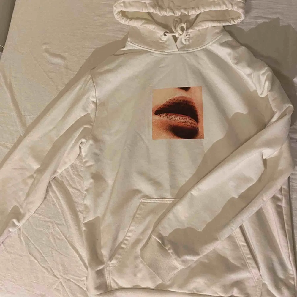 Säljer nu denna snygga hoodie, den är i jättebra skick och bara använd få gånger. Kan ta fler bilder om så önskas . Hoodies.