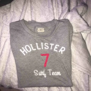  - Hollister t-shirt i storlek S💗 Kan mötas upp i uppsala annars står köpare för frakt 30kr💞