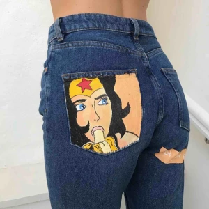  - Skit snygga och coola byxor med målningar på baksidan av byxorna. Säljer pågrund utav att dom är för stora 