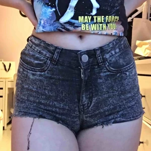  - Jättefina shorts men har tyvärr blivit för små för mig. Har fickor bak o fram. Frakt är gratis. Storlek 32❣️