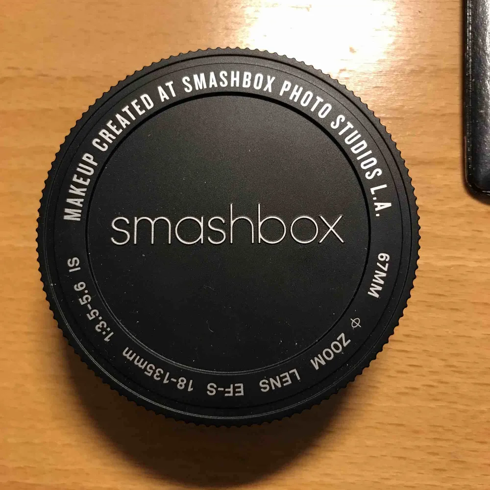 Smashbox Photo Finish Fresh Setting Powder 01 Translucent Light   Köpt för 370kr men säljer för 200kr. Använd cirka 3 gånger, säljer pga lite för mörk färg för mig.. Övrigt.
