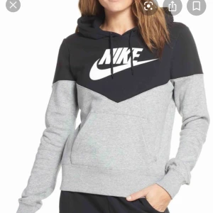  - Är det någon som säljer denna hoodien i storlek xs/s??? Slutsåld överallt 🥺🥺🥰