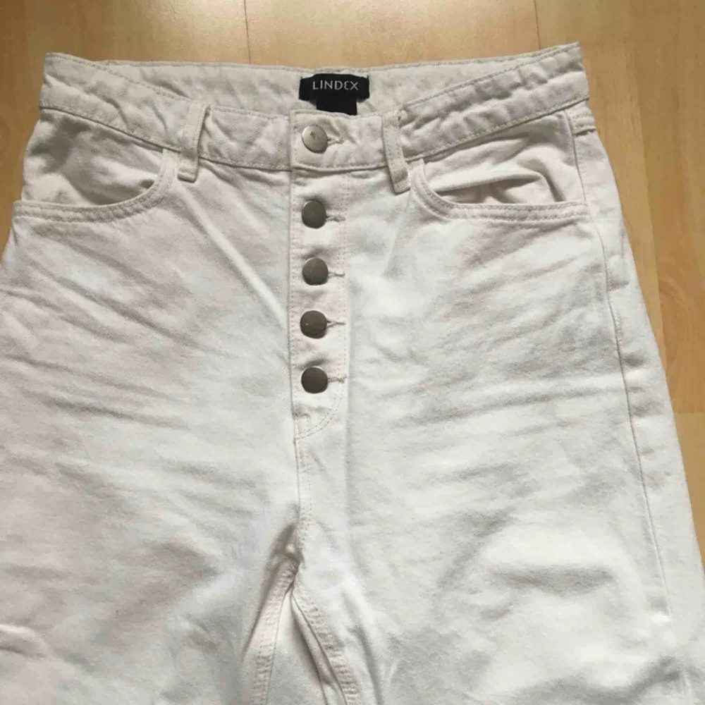 Tighta vita byxor från Lindex i jeans-aktigt material. Riktigt hög midja som sitter bekvämt. Använda en gång. . Jeans & Byxor.