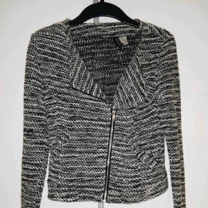  - Kofta från H&M med dragkedja i mitten, går att ha såväl öppen som stängd och påminner om en kavaj om man matchar den med rätt plagg🌸