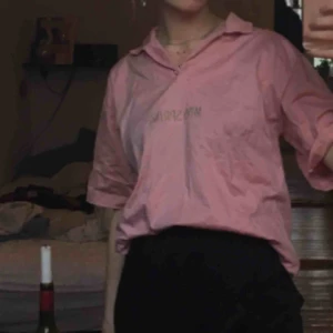  - ! såsnygg babyrosa t-shirt med trycket ”miss spring” köpt på en second hand i Paris💖