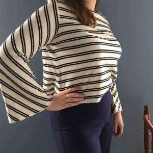  - Randig topp i stolek M med vida ärmar