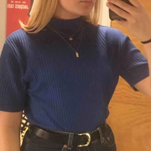  - Blå, ribbad halvpolo köpt på second hand, köparen står för frakt :)