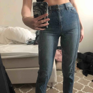  - Jättefina jeans från Urban outfitters. Säljer pga en aning för korta för mig (är 170cm) och även lite små. Skulle säga att storleken motsvarar XS/34