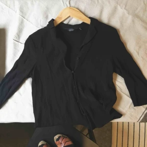  - Snygg blus, uppsydda ärmar till trekvartslång 🌹