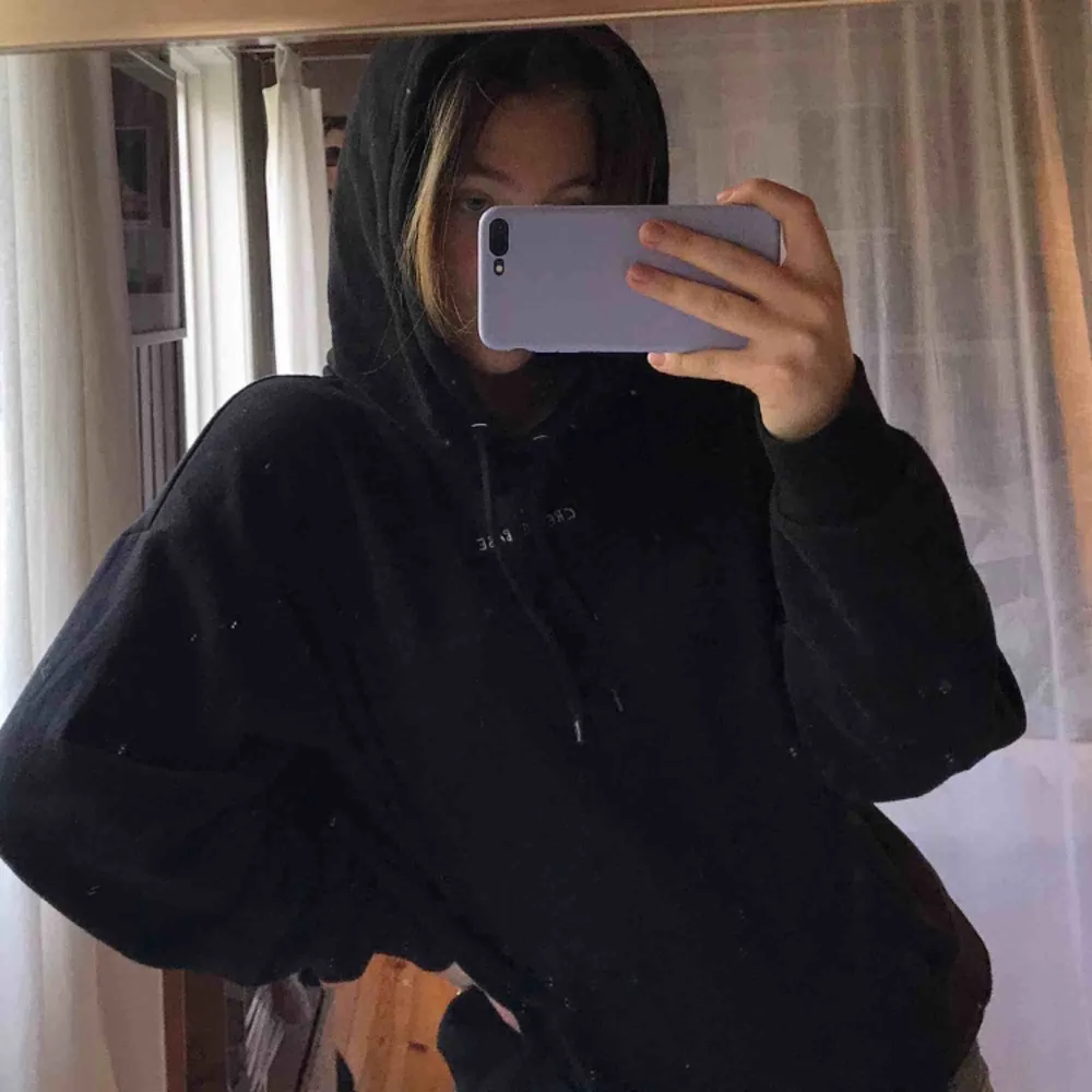 En svart oversize hoodie från monki💛 Jätte skön och fin! (Mitten bilden är inte min😇) Jätte många intresserade så först till kvarn 💖 !!Buda gärna!! (Budet är 300kr + 44kr frakt just nu🥰). Hoodies.