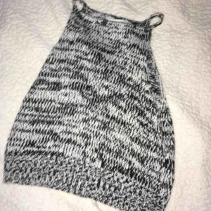  - En superfin stickad topp i storleken SMALL. Endast testad.  • Köparen står för frakt!