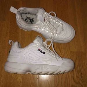  - Fila distruptor i strl 36. Använda men ändå i gott skick.    Möts i Stockholm eller fraktar. Köpare står för frakt.