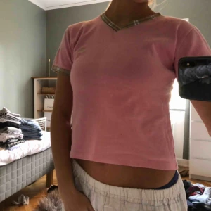  - Säljer den här riktigt snygga rosa croppade tröjan från burberry. Endast använd några få gånger eftersom den är lite liten för mig💕😘
