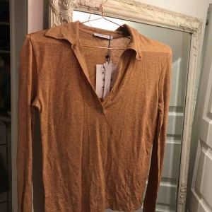  - Ny oanvänd beige tröja från Zara, detaljer med knappar fram v ringad. Liten i strl 