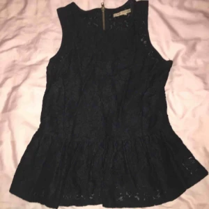  - En topp som passar bra till vardags och till fest. Toppen är i storlek XS/Small. Dragkedja på baksidan. Använd vid ett tillfälle.  •Köparen står för frakten.