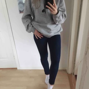 Blå jeans - Mörkblåa och tighta jeans från hm med stretch. Perfekt passform! Frakt tillkommer. Material: 70% bomull, 17% polyester %, 12% viskos, 1% elastan 