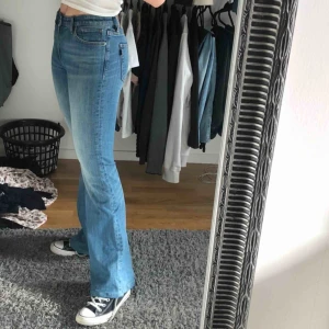  - Blåa bootcut jeans från crocker i str 26/32. Säljer pga lite för små och används ej. 