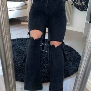  - Säljer mina älskade jeans från DrDenim då de är snäppet små för mig. Superfina och använda i bra förhållande, hållits i bra skick. De är i storlek xs och längden är 30, den kortaste. Jag är 162, de är perfekta på mig. Nypris 499kr