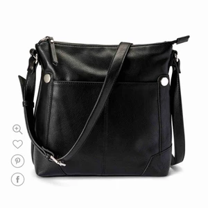  - En jättefin fin axelremsväska som tyvärr inte kommer till användning. Är knappt använd och är som ny. Den har många praktiska fack och rymmer mycket. Har även gjort egna hål i axelremmen så den är mer justerbar. Skriv privat för fler bilder ☺️