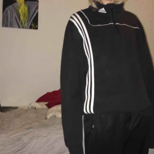  - svinball oversize adidaströja med tre streck på högra sidan & ett adidasmärke på kragen😎✨ 
