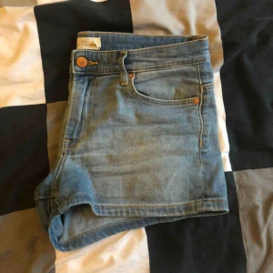  - Shorts från H&M inköpta från några år sedan. I fint skick.