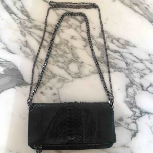  - Zadig and voltaire väska  Pyton skin  Nypris ca 8000 Knappt använd  Medföljer kort och långt band 