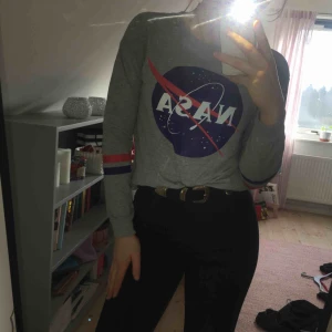  - Sweatshirt från HM. Trycken är fela och väldigt fina. Härligt neutral grå färg på tröjan💙