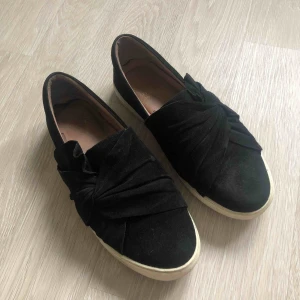  - Skor från Dasia. En skråma på vänster skon fram. Annars fina. Köpta från Scorett. Obs köparen står för frakten