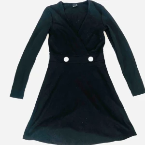  - Helt oanvänd klänning från Gina men som för mig känns lite lite stor i storleken. Kan hämtas i solna/vasastan eller skickas via post emot porto