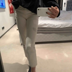  - Sjukt snygga beiga jeans från & other stories. Supersköna men säljer pga att de är lite korta... Nypris 1500. Nu 750kr + frakt (pris kan diskuteras)☺️💓💓