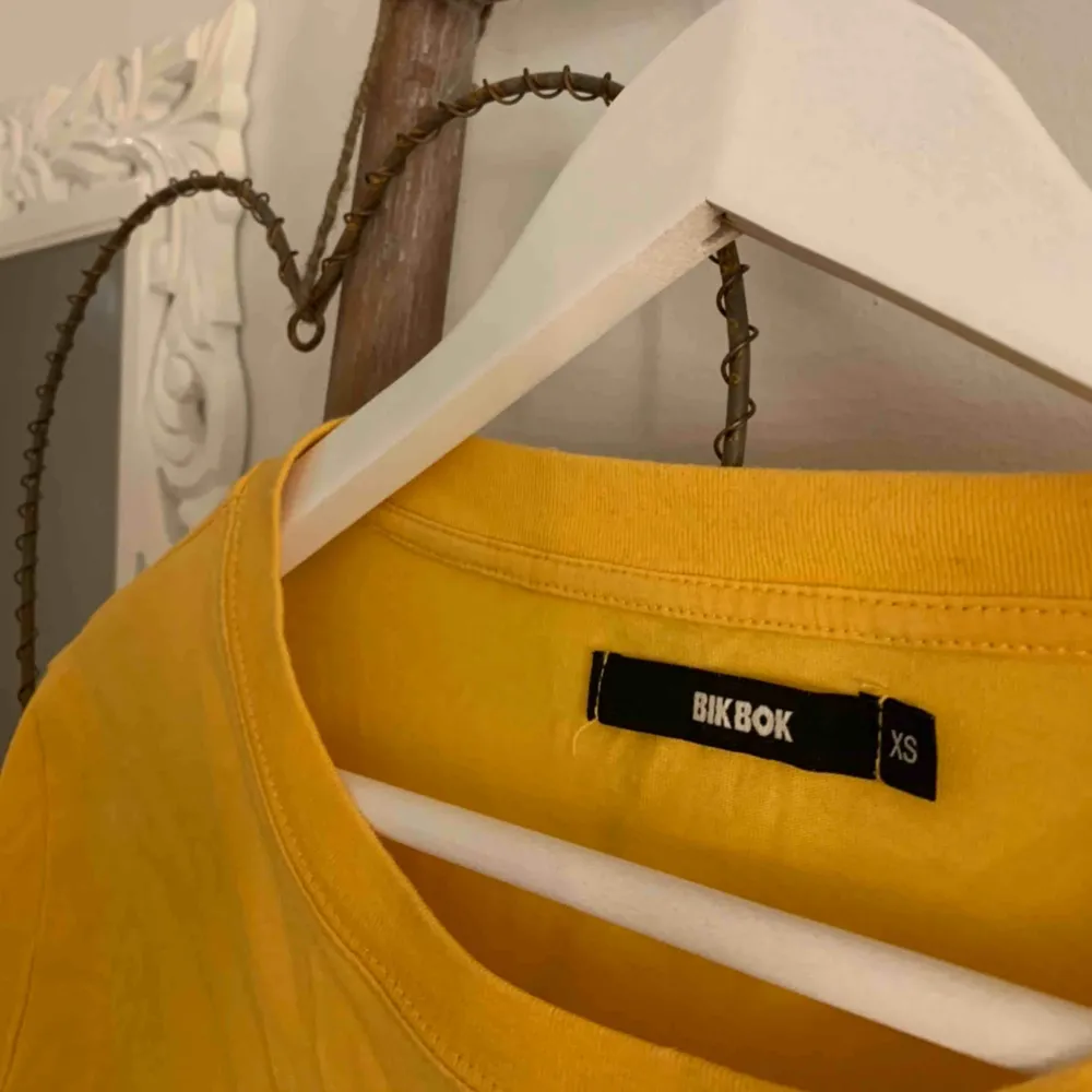 En superfin gul croppad tröja ifrån BikBok.💛I bra skick!🌼 Frakt är inräknat i priset!🌻☀️. Toppar.