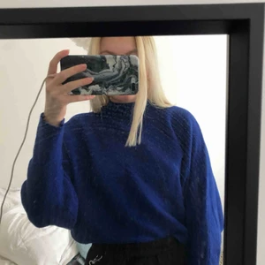  - Stickad tröja från chiquelle. Färgen är kornblå om de ej framkommer på bilderna. Frakt tillkommer 