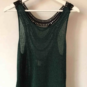  - Virkat linne i mörkgrön med svart virkat mönster på ryggen. Helt oanvänt! Strl XS-M skulle jag säga.  Kan mötas i Stockholm eller skicka mot fraktkostnad! ✨🌸✨