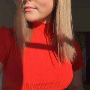  - En helt ny T-shirt från nakd som inte alls är använd då prislappen sitter kvar, fin klarröd färg ❤️