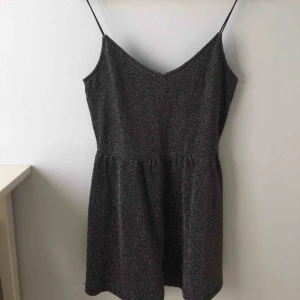  - Finaste och glittrigaste playsuiten. Funkar för alla passformer och är superbekväm. Den är storlek 38 från H&M men jag brukar ha storlek 40 och den sitter perfekt. Köpt på H&Ms rea och skickas nu mot inköpspris där frakten då ingår✨