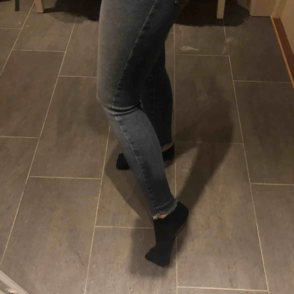 Blåa jeans i storlek XS från Bikbok.☺️✨Andvända ett fåtal gånger pga för små för mig😛💫FRI FRAKT!!🙃☺️❤️Skriv t mig för fler bilder på jeansen👖💞. Jeans & Byxor.