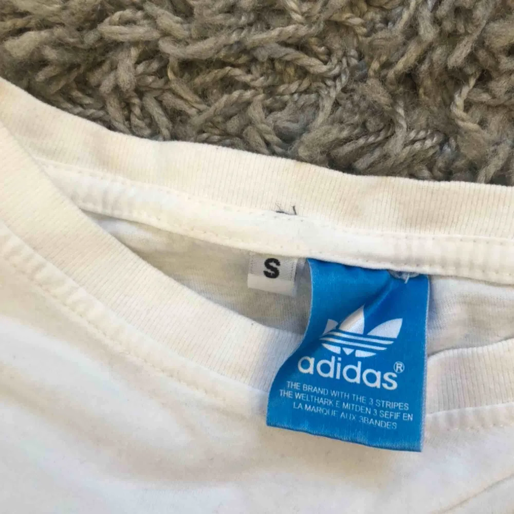 Adidas t-shirt, 40kr + frakt :) kontakta för mer info. T-shirts.