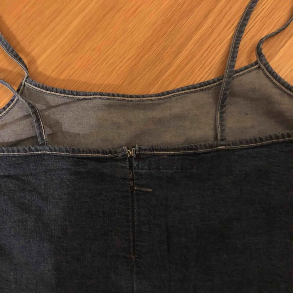 supersöt vintage jeans top🥺 kommer aldrig till användning och kan användas till sommaren men även nu på vintern över skjortor💓. Toppar.