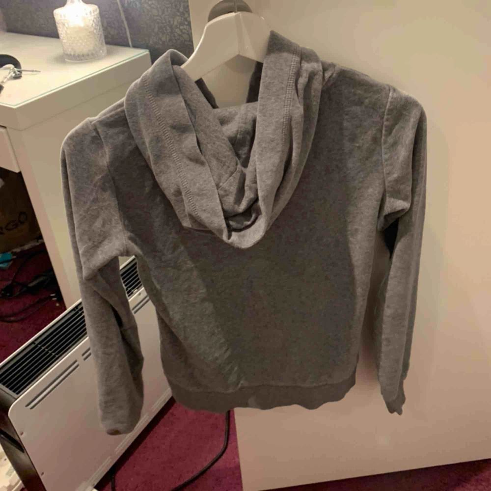 En grå huvtröjor från Cubus, knappt använd & i gott skick. Passar storlek xs till m. Köparen står för frakt. Huvtröjor & Träningströjor.