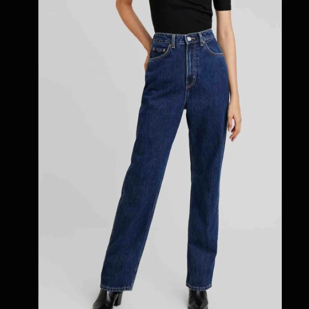 Weekday jeans i modellen row. I nyskick (knappt använda). Kan mötas upp eller så står köparen för frakt! . Jeans & Byxor.