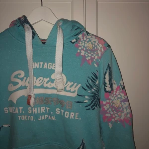 Blå vintage Hoodie  - Blå/turkos vintage Hoodie från superdry. Nypris: 800 men säljer för 100. Storlek s 